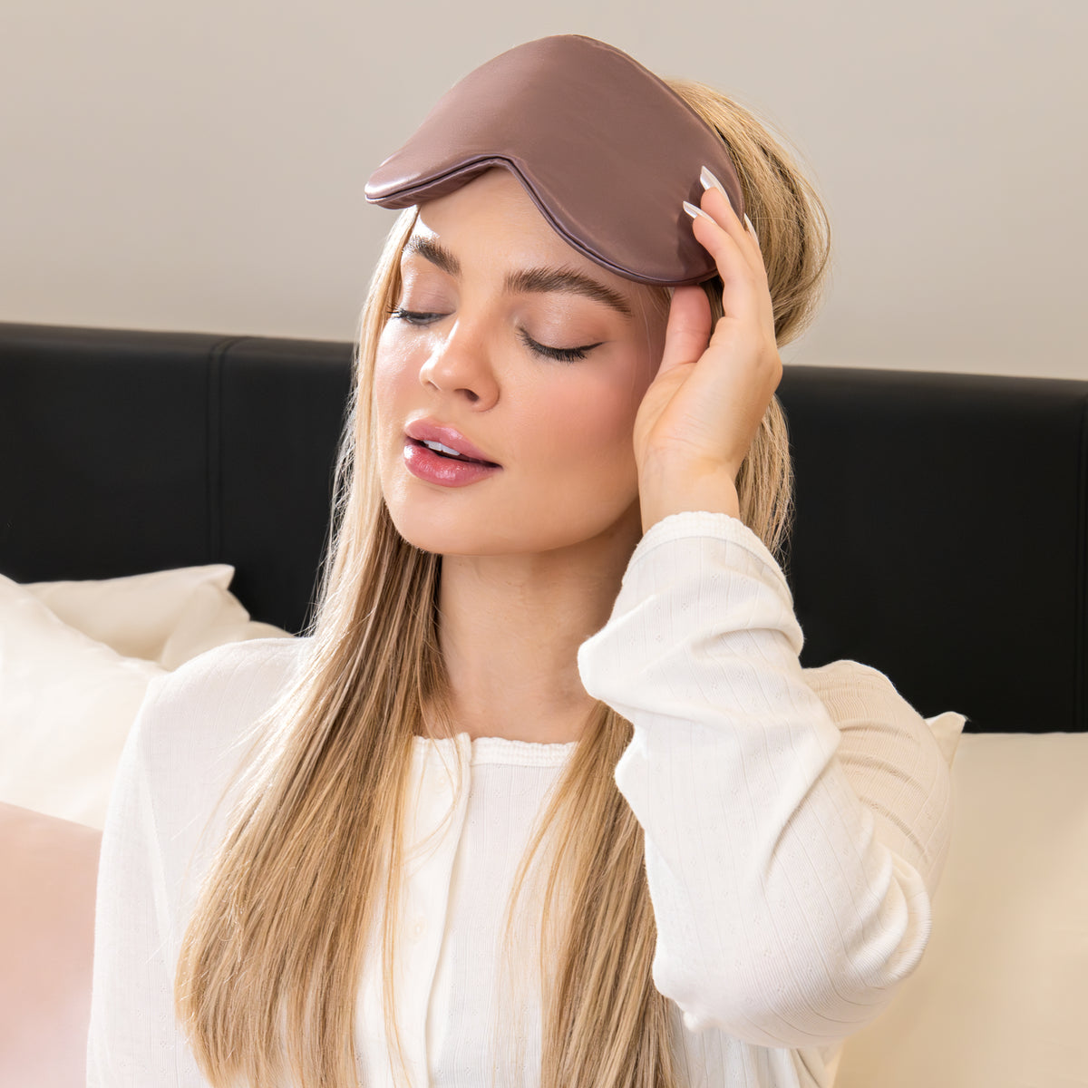 Blissy Plum Sleep Mask Lifestyle – Mulberry Silk